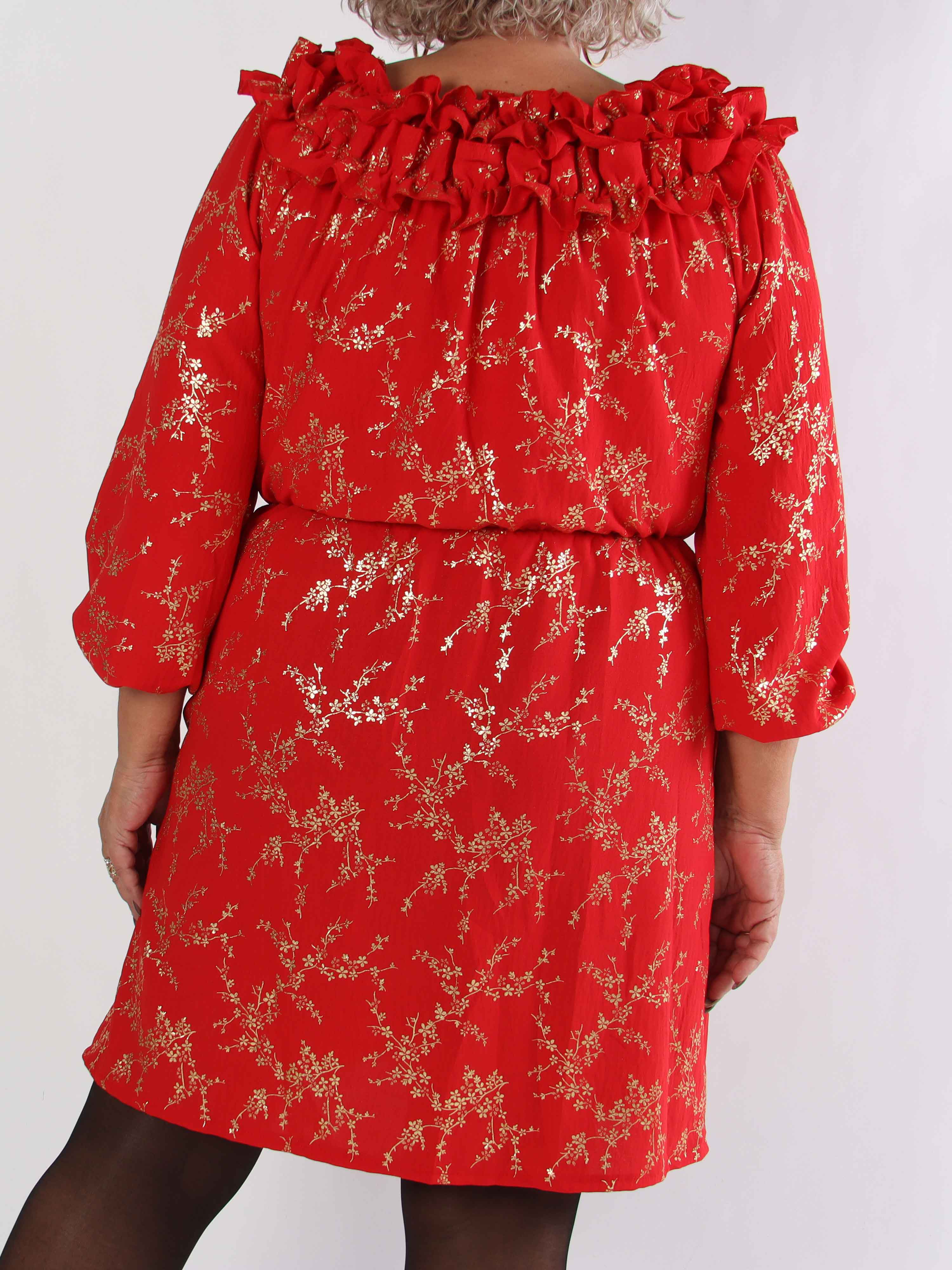 Chili Gold Fitted Dress - Plus size kjole i guld print med flæsekant og elastik i taljen